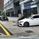 南京東路賓士出庫糾紛！車主掌摑保全　還頂人趴引擎蓋