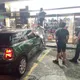 影/板橋「魚中魚」24歲男停車失控撞入　落地窗碎一地