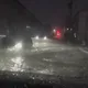 影/豪雨炸新北！直擊蘆洲馬路一度淹成小溪　轎車掀浪變快艇