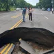 高雄又見「天坑」！楠梓路面突塌陷　議員急奔現場：鞋都來不及換