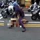 影/新北婦違規遭取締抓狂　撕罰單馬路上暴走警壓制管束