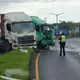 猛撞畫面曝！路面坑洞成「死亡陷阱」　2曳引車閃避不及雙雙衝上分隔島