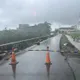 高雄豪雨下到「道路裂開」！大寮濃公路252巷緊急封路