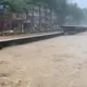 基隆馬路淹成河！市民湧謝國樑臉書刷「咕嚕咕嚕」：可以放假嗎