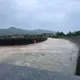直擊新北金山、萬里豪雨漲潮大淹水　8校逾百師生緊急撤離
