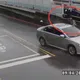 影/新店三寶車逆向撞機車　女騎士空翻2圈重落地骨折