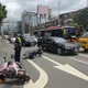 影/驚險畫面曝！北市工程車倒退撞公車　釀4人受傷