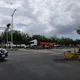 影/台中曳引車左轉勾扯電纜　號誌燈桿倒地幸無人傷