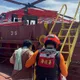 影/貨輪外籍船員疑心肌梗塞　海巡搭黑鷹直升機落艦救援