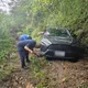 影/男子開車入高雄深山「大雨泥巴困人車」　警挖泥脫困