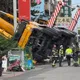 影/馬路突破洞！彰化大型吊車慘翻覆　駕駛受困救出