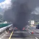 國1三義段火燒車！休旅車追撞施工車全毀　燒成骨架