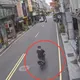影/新北三重街頭驚見男子持鐮刀　家長接孩子放學嚇壞