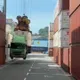 基隆港驚悚版《天外奇蹟》！貨櫃車固定插銷沒拔「整輛吊起升空」