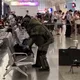 桃機持刀劫持人質「嫌犯背包丟大廳」！防爆小組處理竟未疏散人群