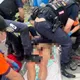 影/台南麻豆爆隨機砍人！男揮刀傷2婦人　警開2槍制伏