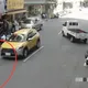 影/新北蘆洲公寓外牆磁磚崩落　路人、計程車險遭砸