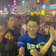 高雄颳起「萬安旋風」！蔣萬安合體柯志恩塞爆六合夜市