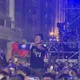 影/民進黨慶總統致詞　男子揮國旗嗆聲「賴清德退出政壇」！