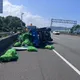 國道3號大甲段小貨車爆胎翻覆！滿載玉米散落一地　幸無人傷
