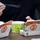 鬍鬚張遭青鳥出征！蔣萬安午餐吃滷肉飯發文力挺