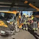 新北永安大橋拖吊車自撞車禍　駕駛受困車內送醫搶救
