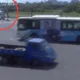 影/新北五股遊覽車撞斷限高架　車頂爆裂波及機車釀1傷