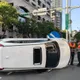 影/北市羅斯福路休旅車撞庇護島　翻覆側躺駕駛受困