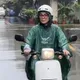 保庇天后超台日常！王彩樺穿紅白拖超接地氣　雨天狼狽騎車畫面曝