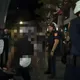 影/信義區「飛刀秀」！阿伯拿水果刀亂扔　路人嚇壞急報警