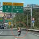 影/國1驚見《進擊的巨人》機車版！男騎士光溜溜狂飆