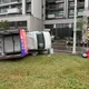 湖口公園旁大場面！　廣告車遭暴力吹翻、機車也難逃