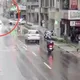 影/板橋6樓鐵皮屋整間吹落　重砸賓士車佔據車道