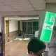 影/直擊文化大學慘烈災情！12級風撞爆玻璃門、撕裂天花板