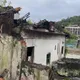 新北瑞芳老屋圍牆崩塌　住戶受困警消急救援