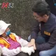 南港勘災遇志工阿姨低血壓癱坐！ 蔣萬安暖心握手陪伴親上擔架