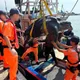 影/高雄蚵子寮外海誤捕2米巨型革龜　驚險野放全紀錄
