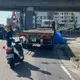 驚悚！高雄仁武機車遭拖板車當場輾斃