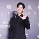 金鐘61/周渝民全黑西裝登紅毯帥炸　對鏡頭眨眼比心電暈全場
