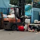 慎入！桃園元智大學後門騎士高速衝撞堆高機　斷肢狂冒血