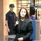 影/高金素梅「國安監聽14年」助理費案首度出庭！一身黑微笑不語