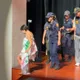8員警緊跟戒護　高雄議員候選人「舉牌姊」抽籤又脫了