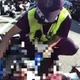 影/淡水女騎士衝撞14車無生命徵象　勇警CPR救回一命