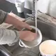 她吃飯沒洗碗慘遭「雙面準婆婆」嫌懶惰　網友揭真相：千萬別嫁