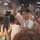 直擊！蔣萬安突掛病號　妻子石舫亘代打掃街
