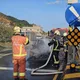 影/台2線金山段火燒車！駕駛急跳車逃生　整輛燒成廢鐵