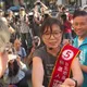 上午市場拜票不慎釀推擠　石舫亘下午親向記者握手致意