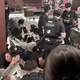 影/北市信義區餐酒館半夜遭砸店　警出動快打逮12人