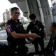 影/2越籍男等公車裝不熟　警盤查抓到偷渡、逾期居留