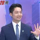 台北市長辯論會登場！蔣萬安戴「台北隊」徽章、深藍色西裝出戰